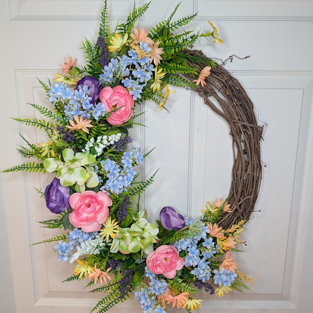 SOLD‼️ Spring Floral Wreath